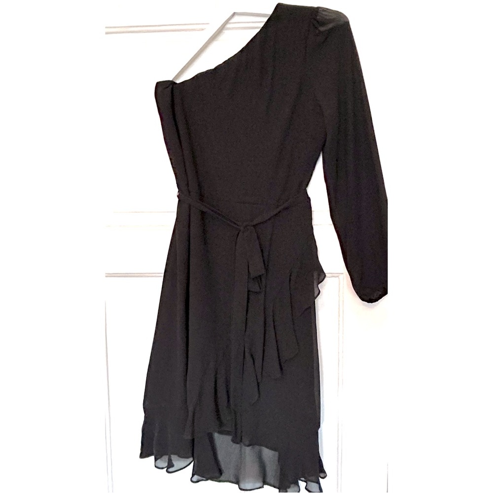 Party / bridesmaid /prom dress. One sleeve/off shoulder. Fun & flirty!